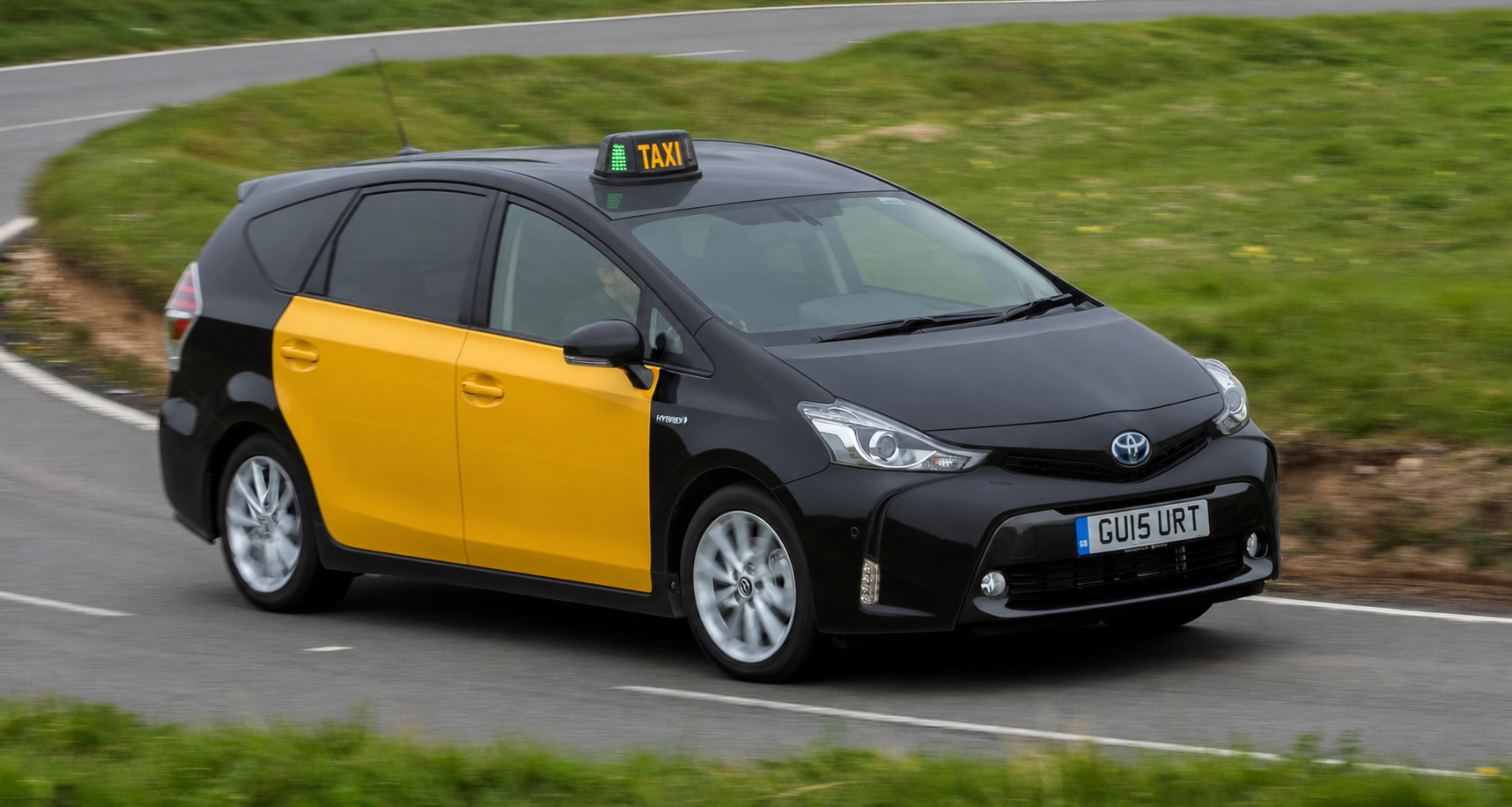 Toyota negro con puertas amarillas y módulo de taxi de Barcelona